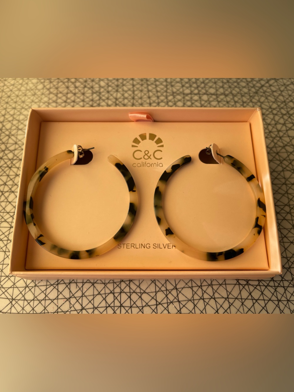 C&C California Tortoise Hoop Earrings in Beige & Black SS post